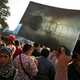 Un hombre sostiene una radiografía para ver el eclipse en Yakarta, Indonesia. Foto: Dita Alangkara/AP